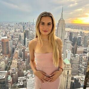 Meet your Posher, Lara